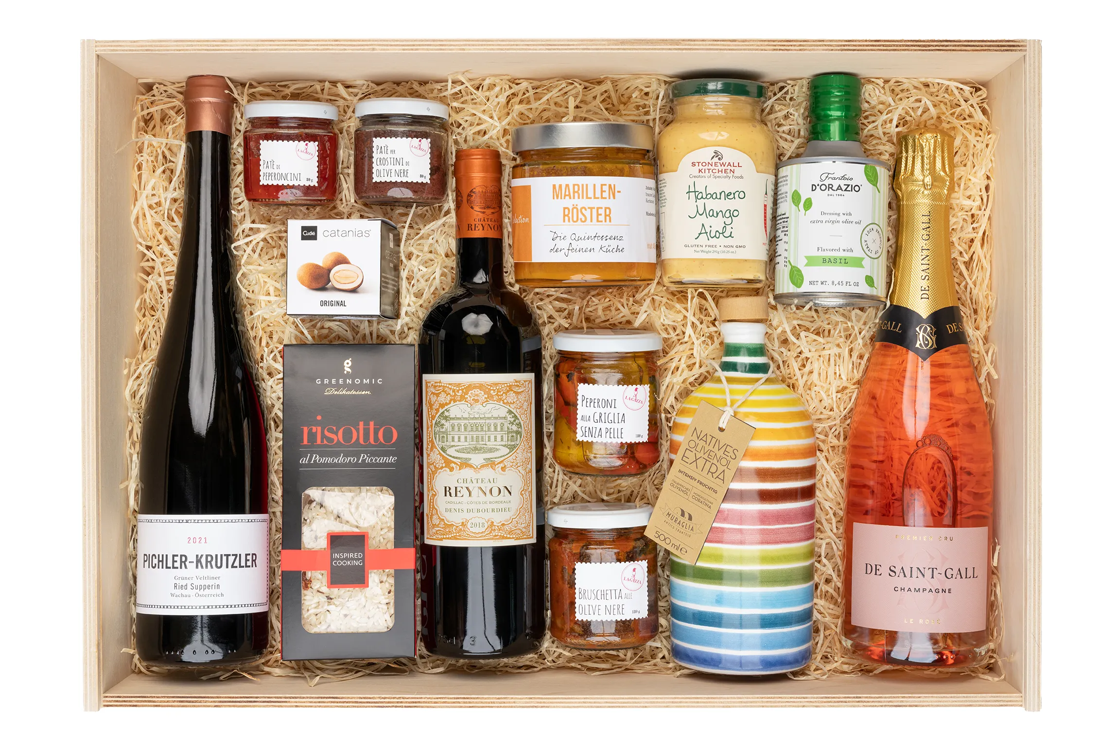 Kuratierte Geschenkkiste mit edlem Wein, Trüffelprodukten und feinstem Olivenöl auf einer Holztafel