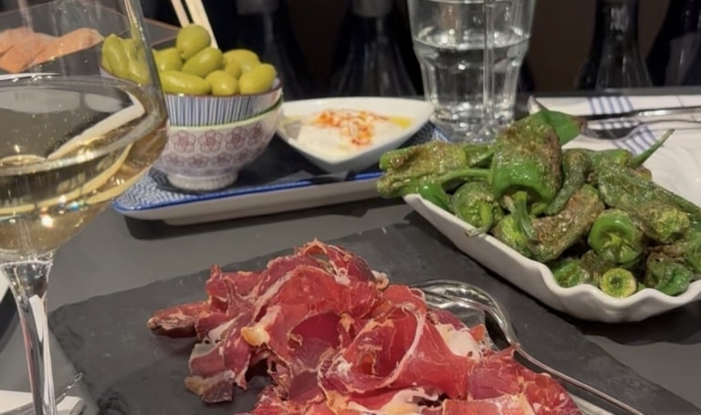 Viva espana Pata negra pimientos oliven auf schieferplatte