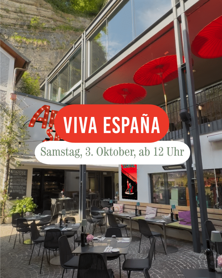 viva espana gastgarten mit roten schirmen und aufschrift viva espana